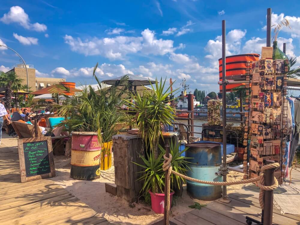 Hamburg Tipps, Strand Pauli mit Blick auf Sand und Palmen