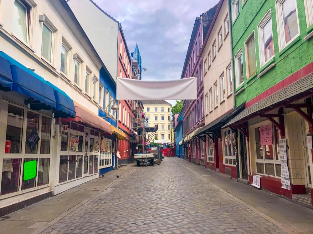 Blick auf leere Herbertstraße in Hamburg