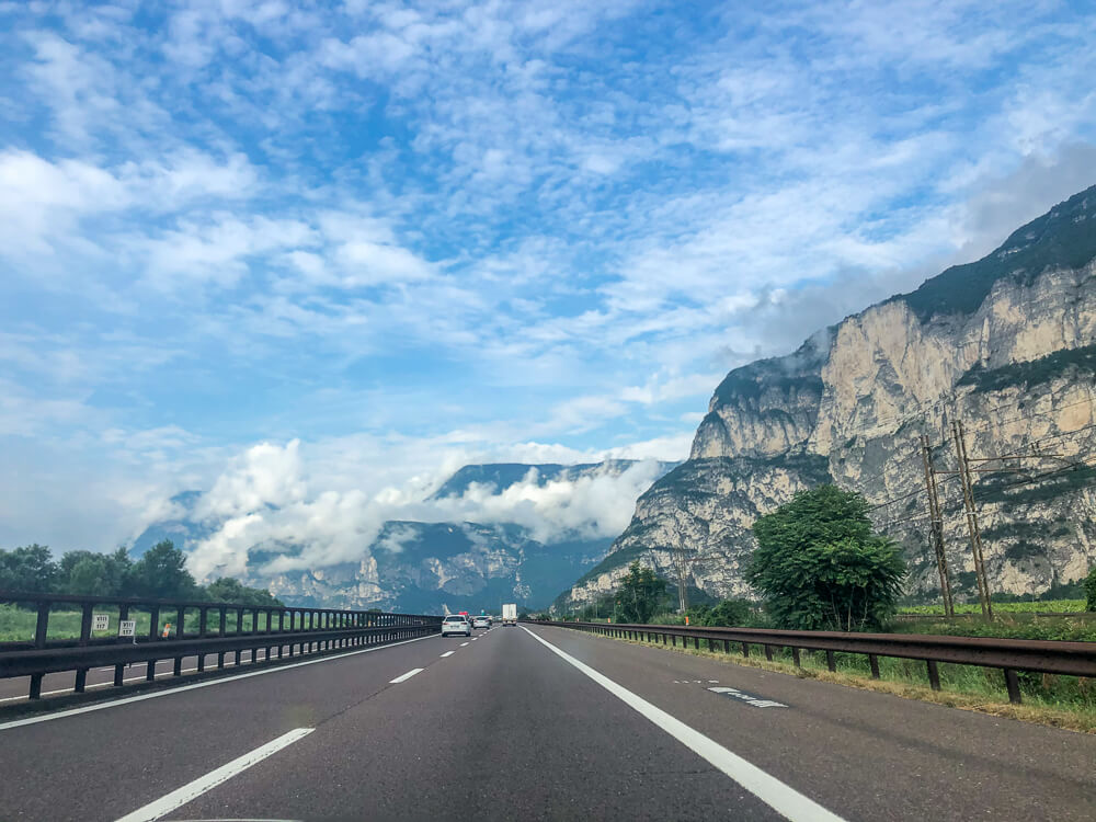 Straße auf dem Weg nach Bardolino am Gardasee