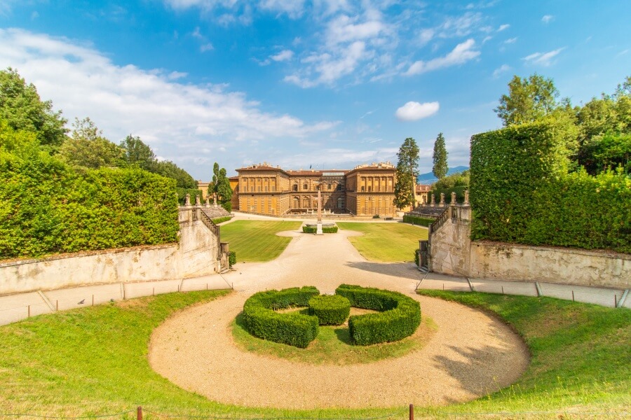 Sicht auf runden Platz mit grüner Hecke im Boboli Garten