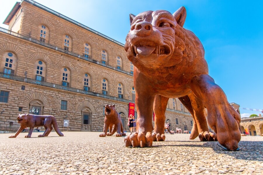 Florenz Sehenswürdigkeiten, Figur eines Wachhundes vor Palazzo Pitti in Florenz