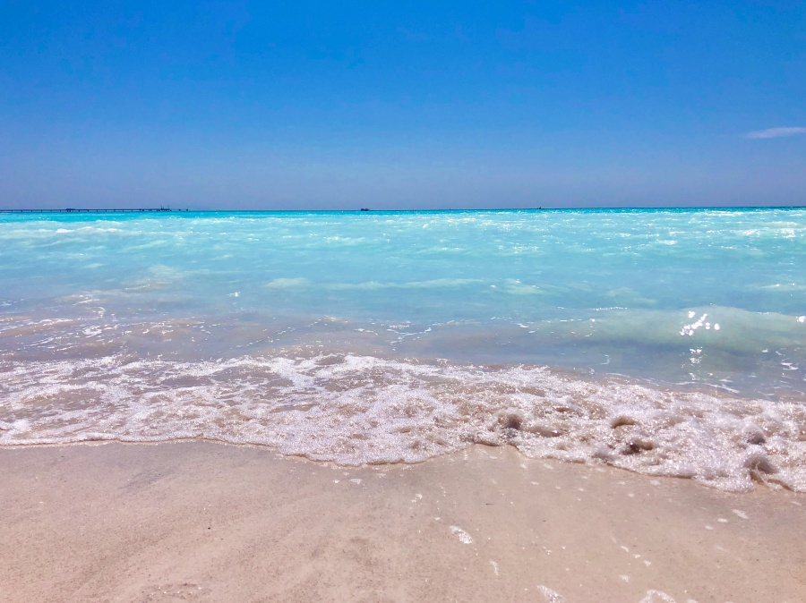 Türkises Meer mit weißem Strand in der Toskana