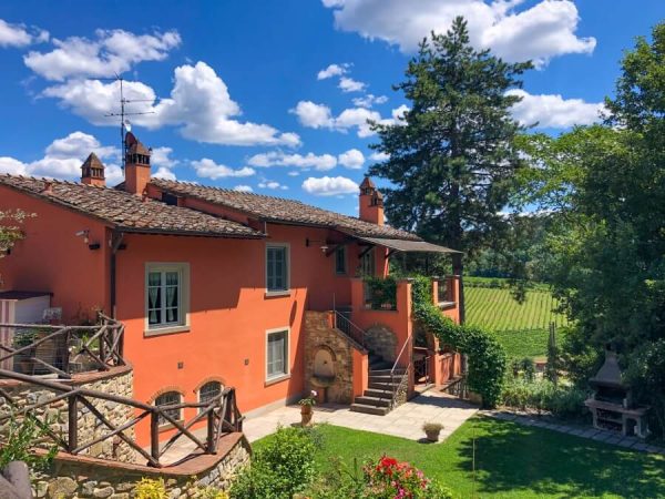 Agriturismo Villa Le Vigne Außenansicht der orange gestrichenen Apartments