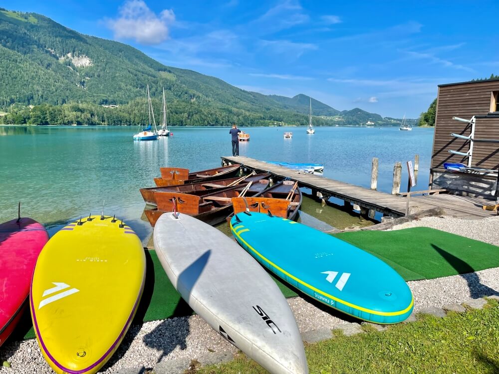 Ebners Waldhof am See, bunte Standup Paddles am Fuschlsee