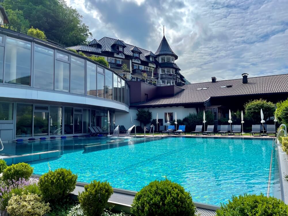 Blick auf Außenpool im Hotel Ebners Waldhof am See