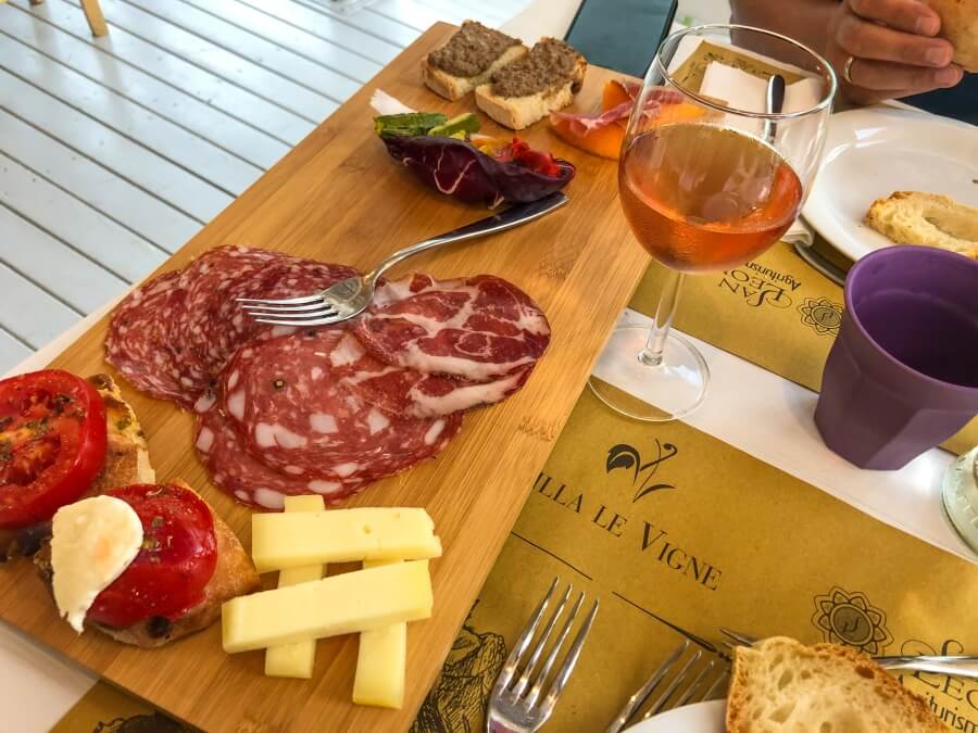 Vorspeisenbrett mit Salami, Schinken und Käse im Agriturismo Villa Le Vigne