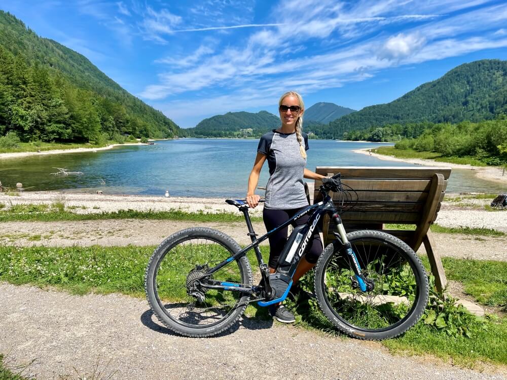 Frau vor Fahrrad am See, Ebners Waldhof am See