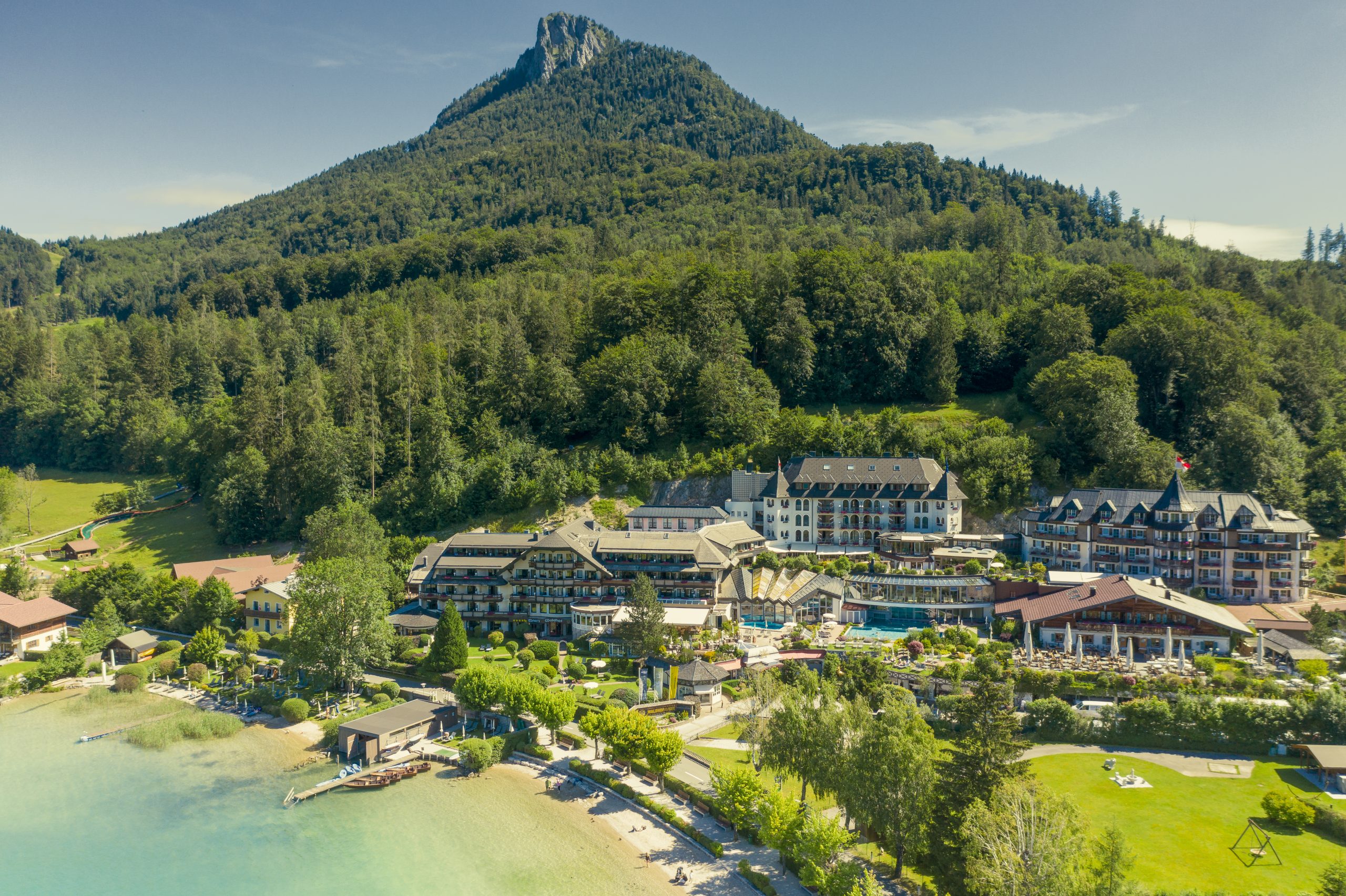 Blick auf Hotel Ebners Waldhof am See von außen