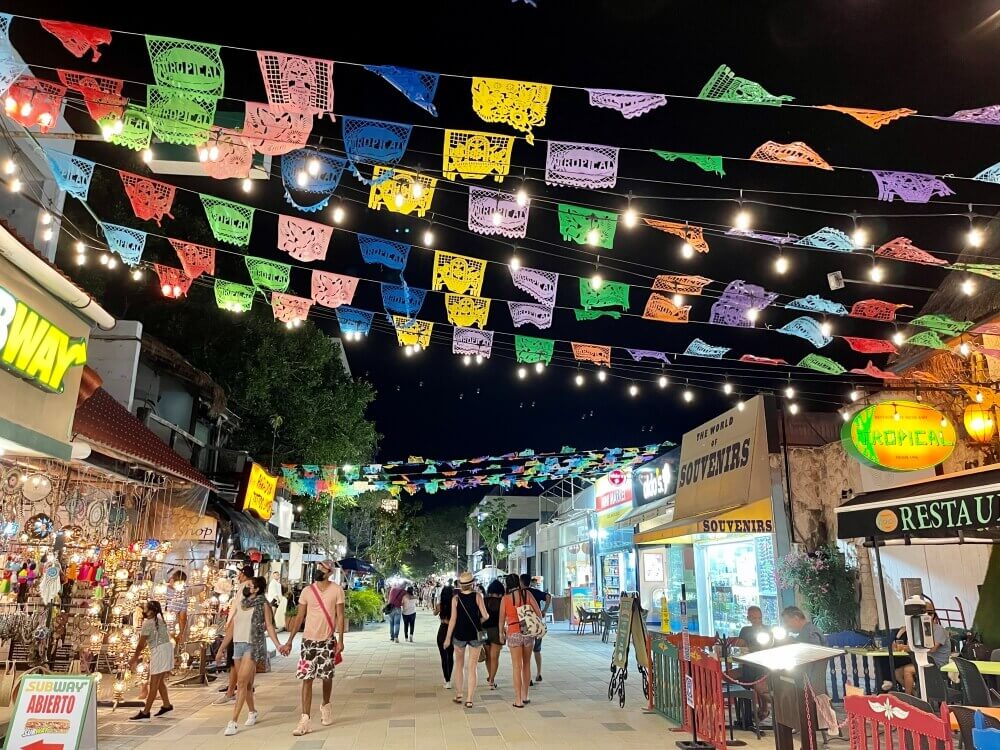 Die Fußgängerzone in Playa del Carmen mit bunten Fahnen oberhalb der Straße