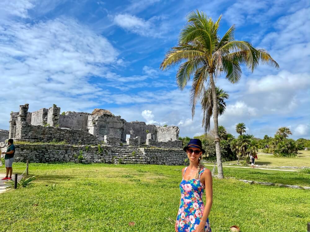 Frau vor Maya-Ruinen in Tulum