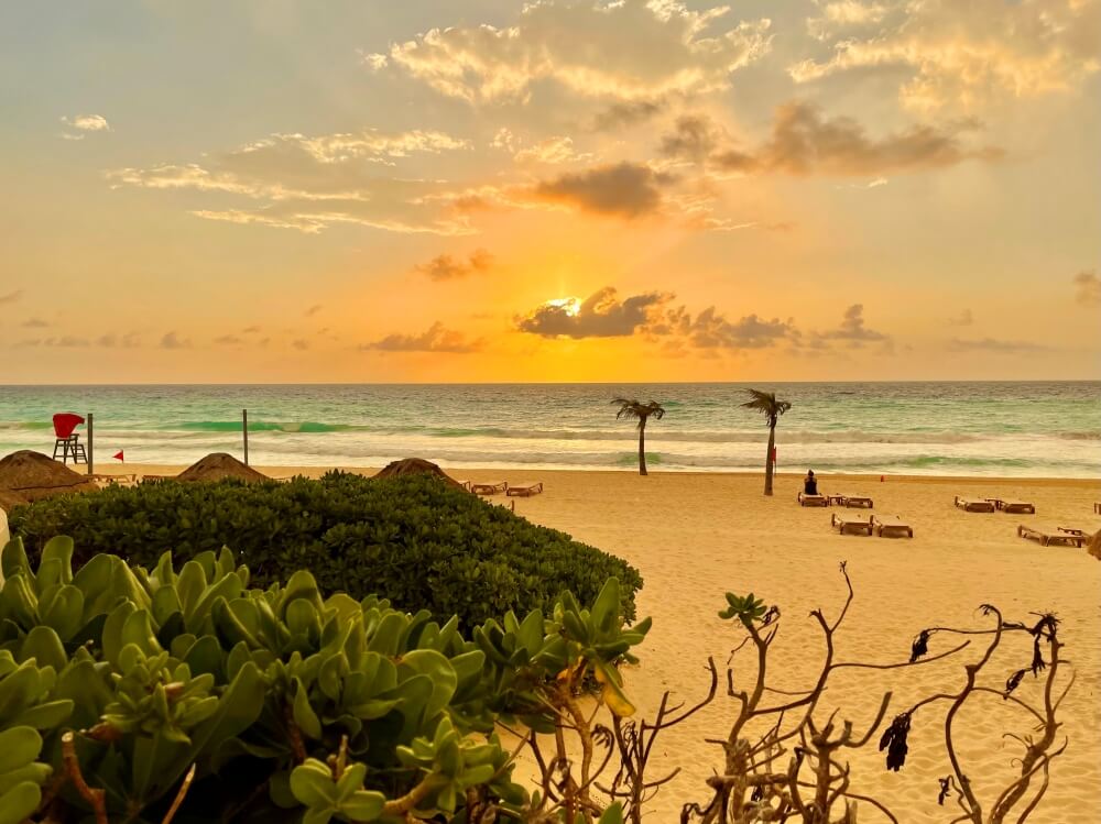 Sonnenaufgang in Cancun am Strand