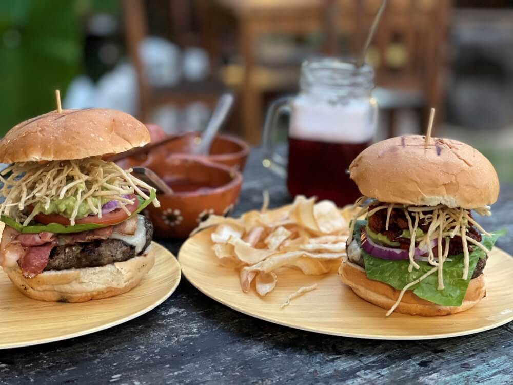 Leckere Burger mit Chips