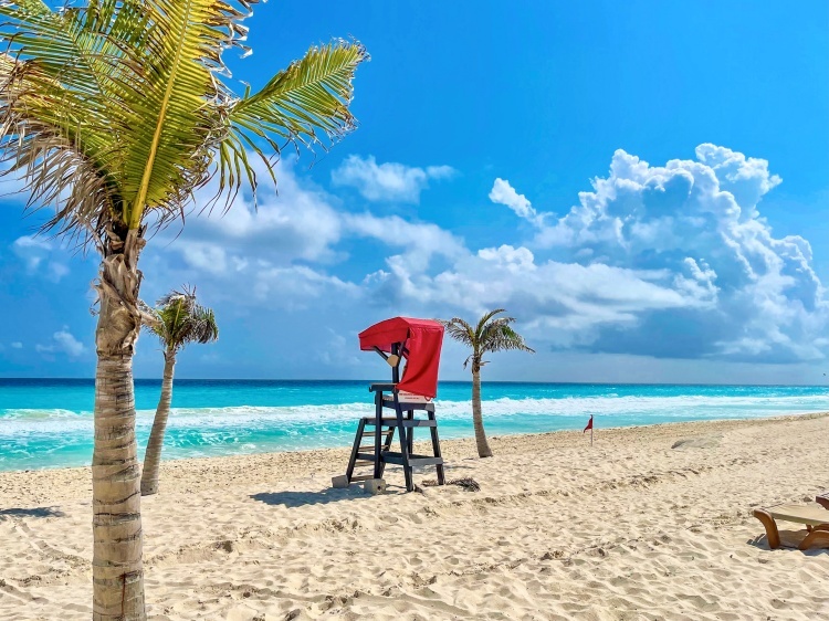 Blick auf Strand und türkises Meer in Mexiko