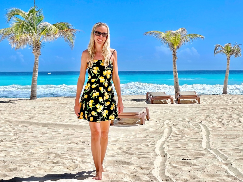 Mexiko, Frau im Kleid steht am Strand mit Palmen