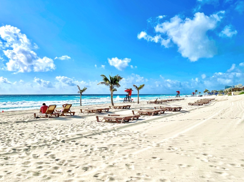 Mexiko, Strand mit Liegestühlen und Palmen