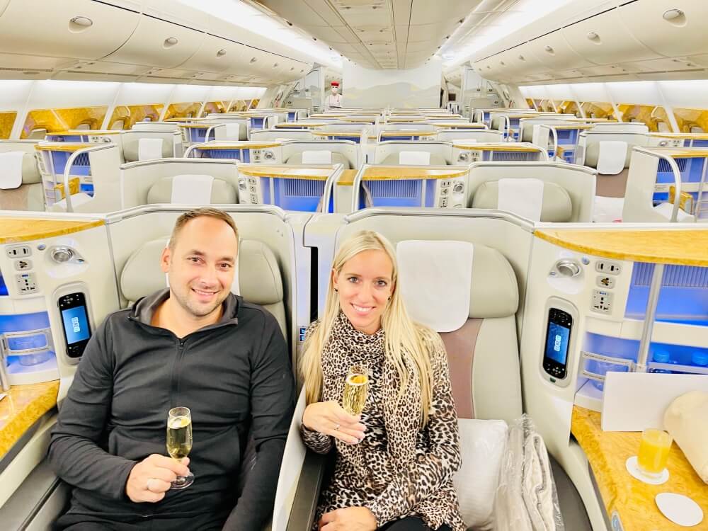 Mann und Frau mit Sekt in der Emirates Business Class