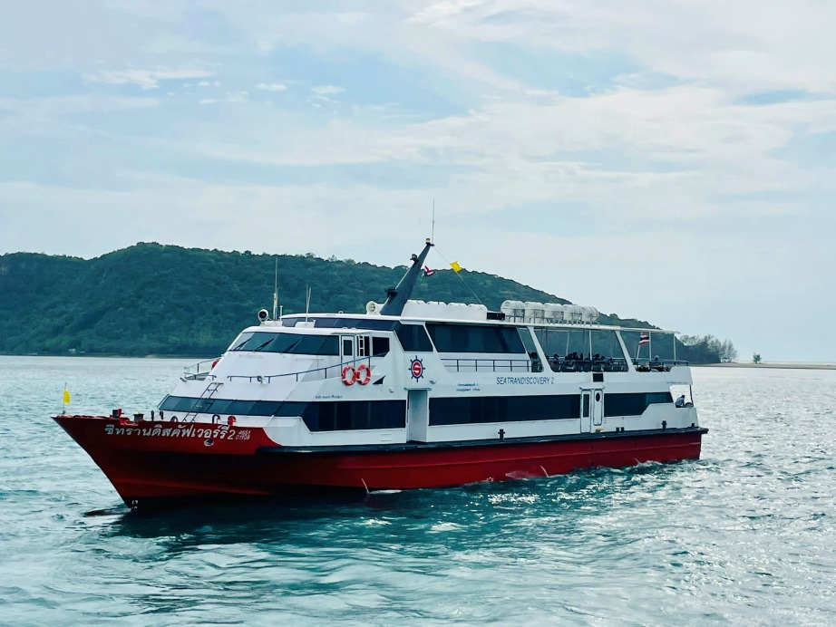 Koh Phangan Anreise mit dem Speedboot ab Samui. Blick auf weiß-rotes Boot im Wasser
