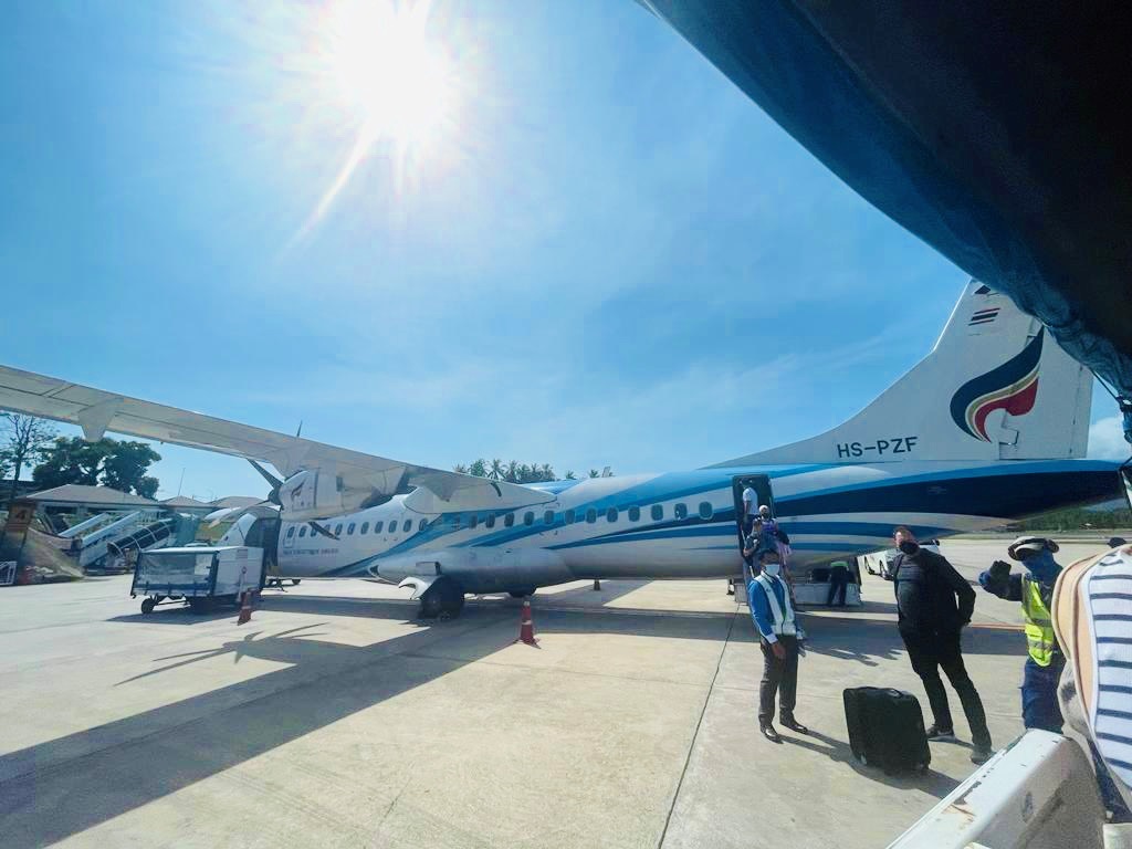 Koh Phangan Anreise mit dem Flugzeug von Bangkok nach Samui, Flugzeug von Bangkok Airways auf das die Sonne scheint