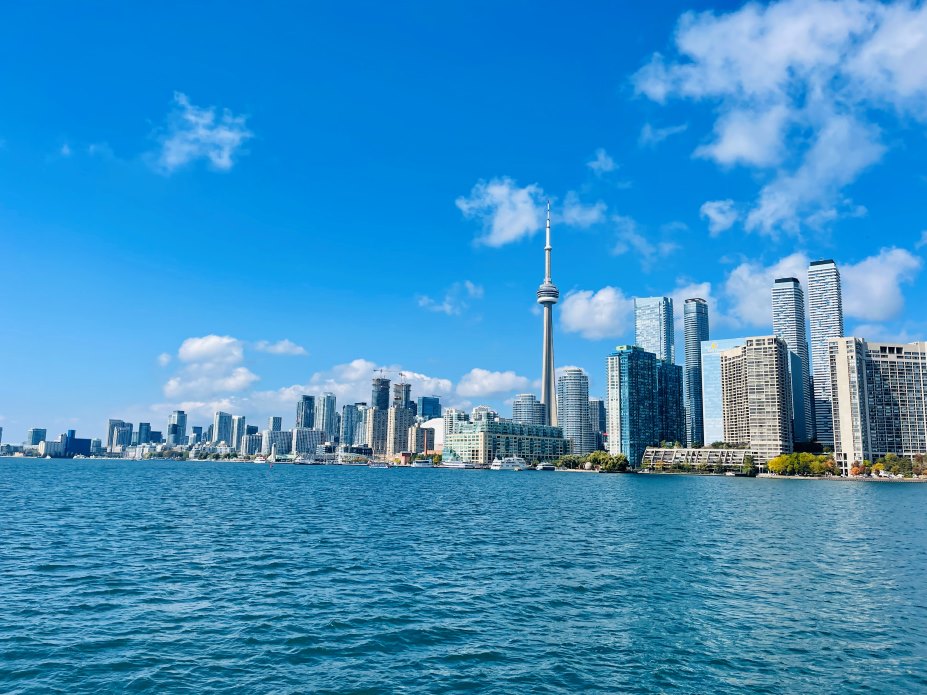Blick von Toronto Islands über Ontario See auf die Skyline