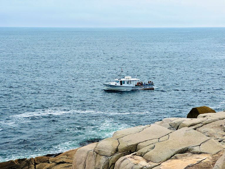 Boot für Rundfahrten auf dem Meer vor den Felsen in Peggys Cove