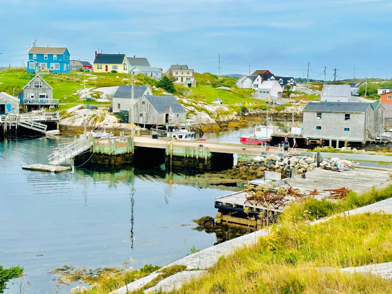 Bunte Häuser am Wasser im Fischerdorf Peggys Cove in Kanada