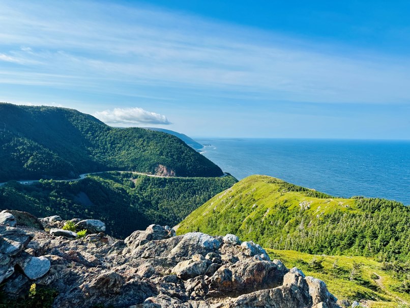 Cabot Trail Cape Breton, Blick auf Küste, Küstenstraße und grüne Hügel