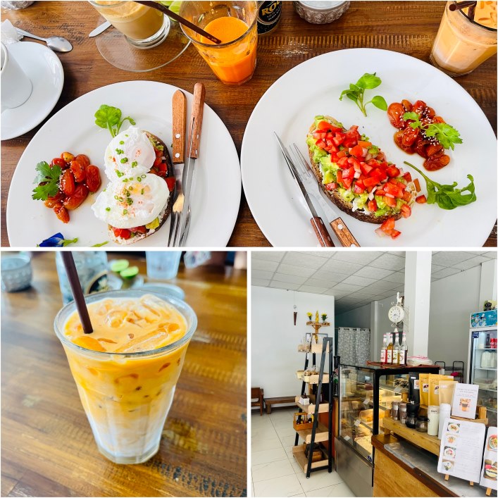 Cookies Cafe, Frühstückstisch mit Thai Tea und belegten Broten