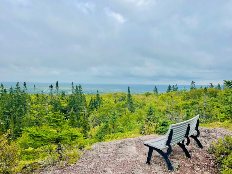 Coxheath Hills Trail Cape Breton, Bank an Viewpoint mit Aussicht auf Wald