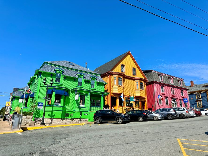 3 Häuser nebeneinander in den grellen Farben Grün, Gelb und Rot in der Montague Street in 