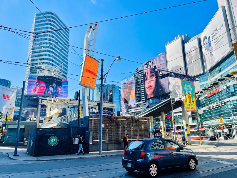 Dundas Square Toronto mit großen LED Bildschirmen