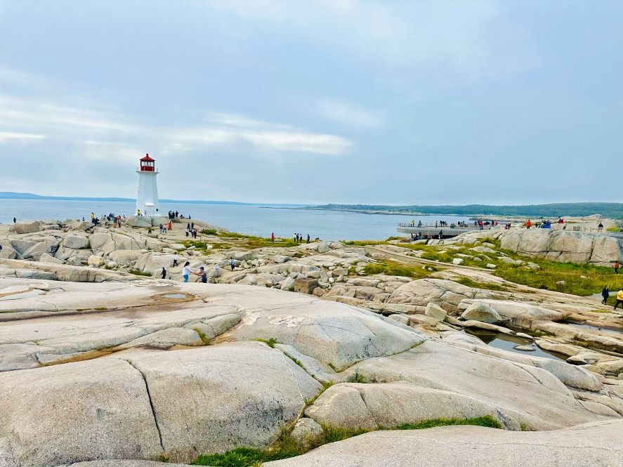 Felsen an Peggys Cove, Leuchtturm im Hintergrund