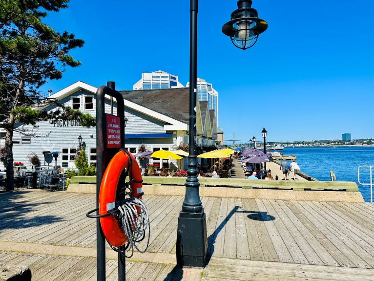 Infos über unsere Halifax Anreise, Steg an der Halifax Waterfront mit Blick auf Restaurant