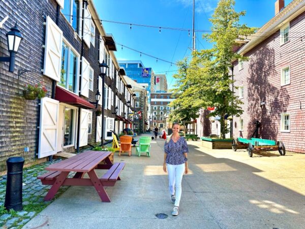 Beitragsbild Halifax Sehenswürdigkeiten, Frau steht in einer Seitengasse an der Halifax Waterfront