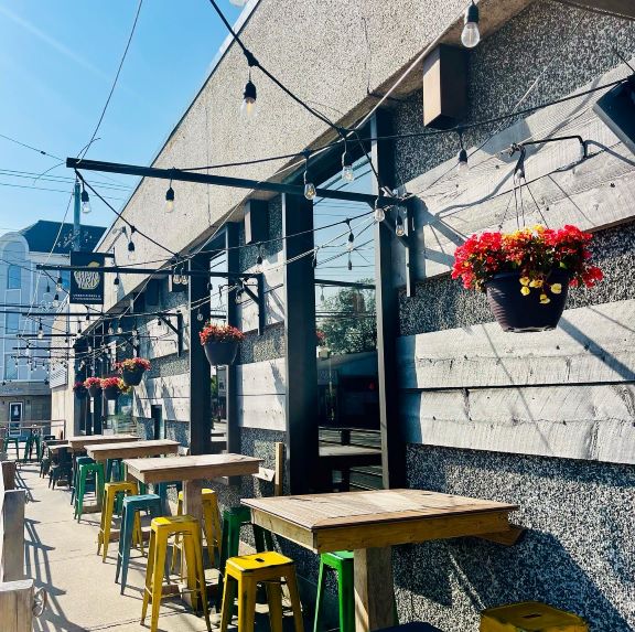 Halifax Sehenswürdigkeiten, Agricola Street mit Holztischen und bunten Stühlen vor einem Restaurant