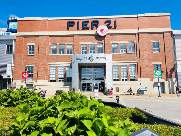 Halifax Sehenswürdigkeiten Canadian Museum of Immigration at Pier 21, oranges Gebäude, Blumenbeet im Vordergrund