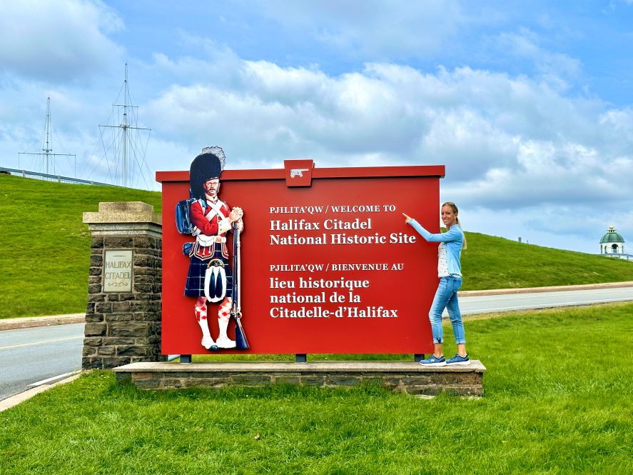 Halifax Sehenswürdigkeiten Halifax Citadel, Frau zeigt auf rotes Schild, das die Halifax Zitadelle beschreibt