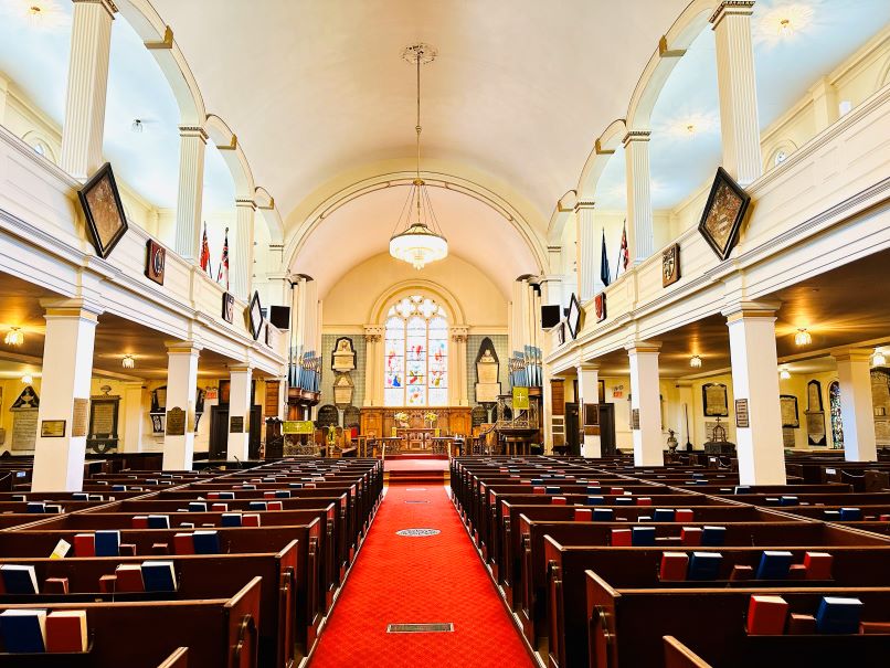 Halifax Sehenswürdigkeiten St. Paul´s Anglican Church von innen, roter Teppich in der Mitte zwischen den Kirchenbänken