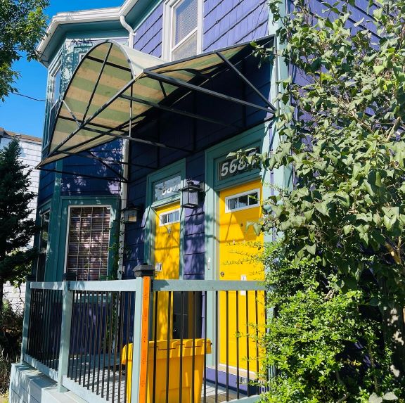 Buntes Haus in Halifax mit gelber Türe und lila Wänden