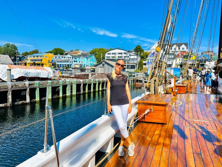 Frau steht an Reling des Holzsegelschiffes Blue Nose 2 in Lunenburg