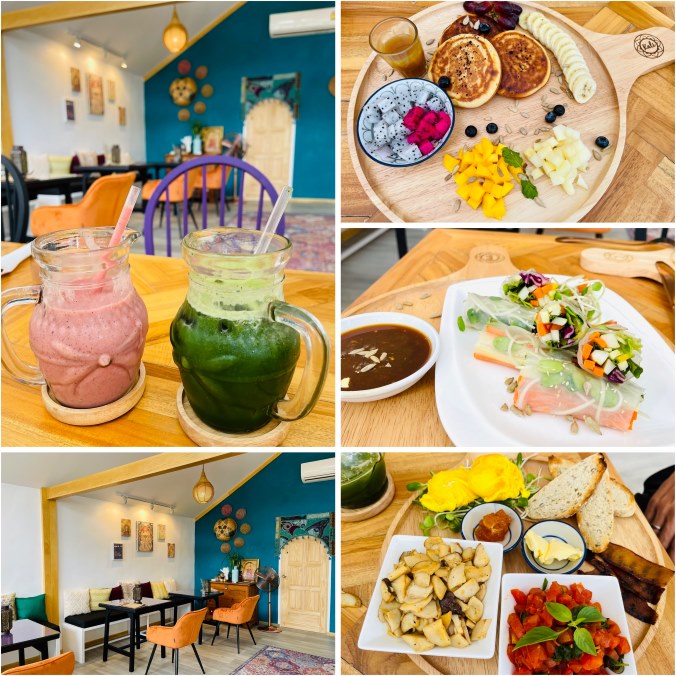 Kali Cafe und Boutique Koh Phangan Restaurants, Tisch mit Shakes und verschiedenen Speisen