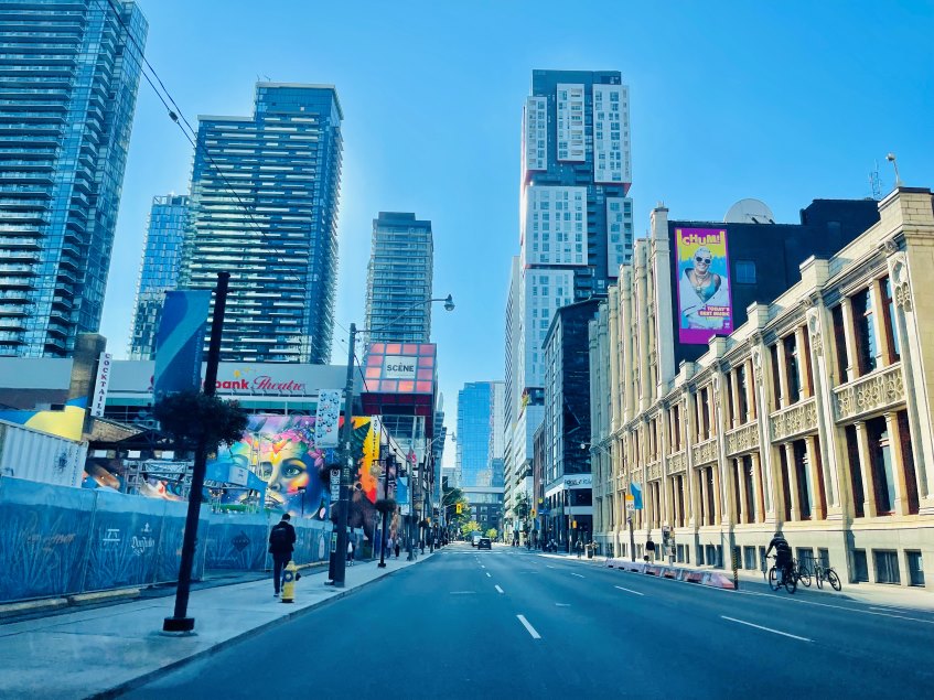 Straße in Toronto mit Hochhäusern
