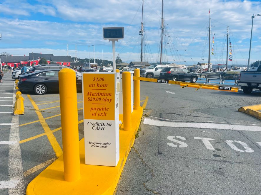 Parkplatz am Hafen von Lunenburg mit Schild das die Parkgebühr von 4 $ pro Stunde oder 20 $ pro Tag beschreibt