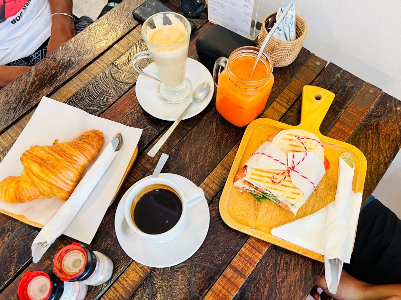 Pura Vida Koh Phangan Restaurants, Frühstückstisch mit Croissant und Sandwich