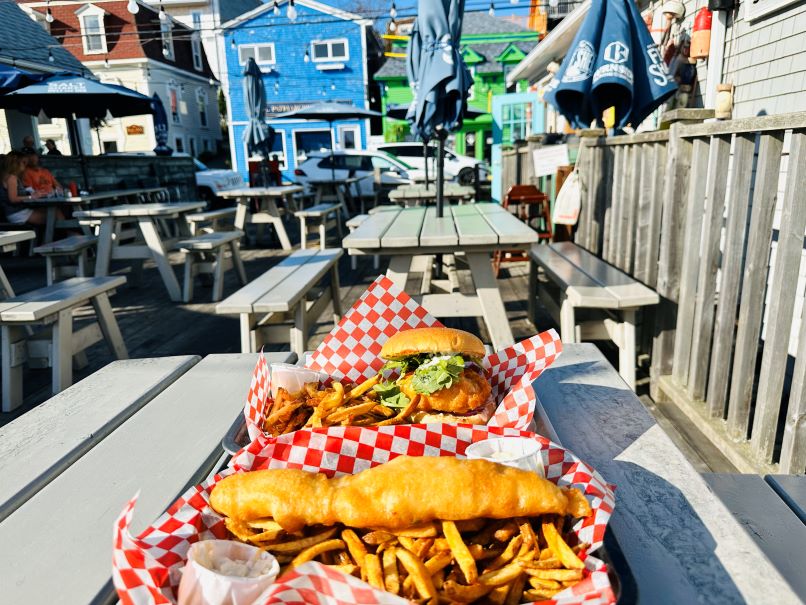 Tisch mit Fischburger und Fish & Chips auf der Terrasse des Restaurants South Shore Fisch Shack in Lunenburg