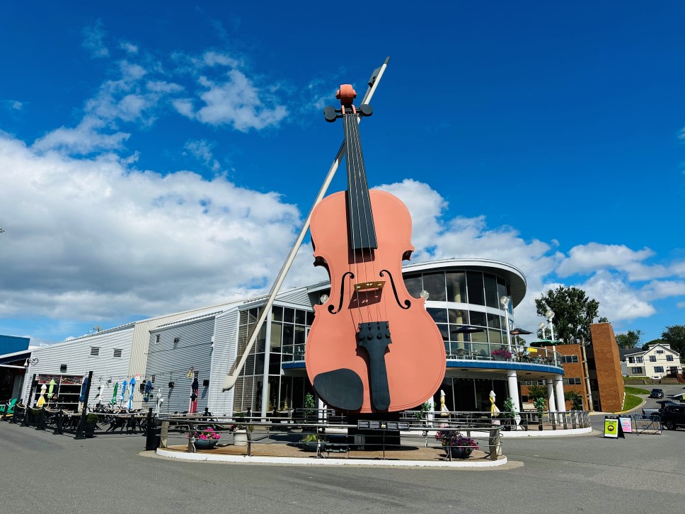 Sydney, Stadt auf Cape Breton. Große rote Geige vor Gebäude