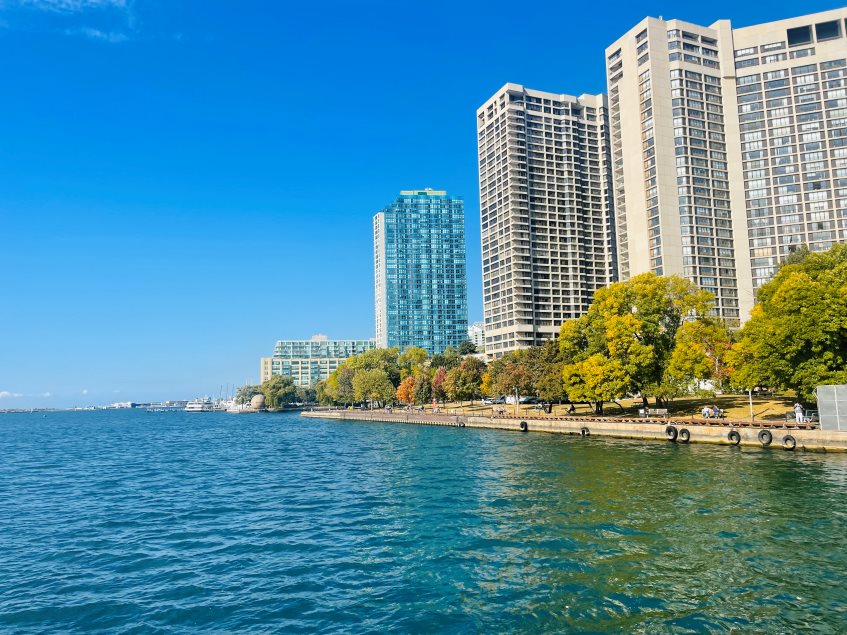 Blick auf Harbourfront von Toronto über das Wasser vom Boot aus