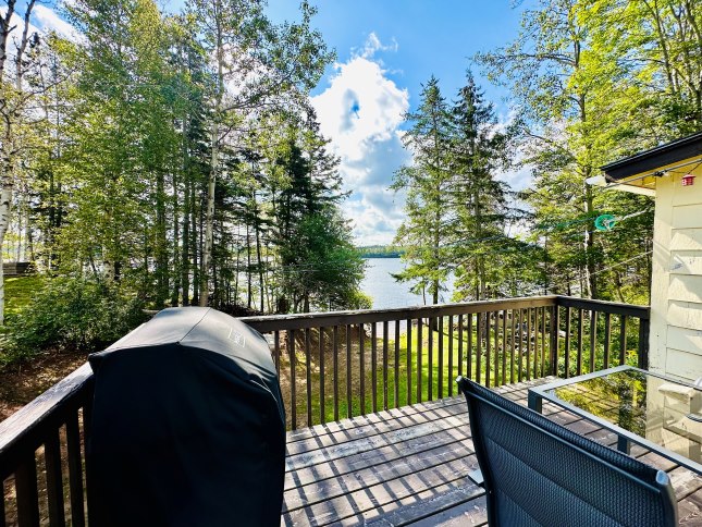 Veranda mit Grill und Blick auf Bäume und See auf Cape Breton