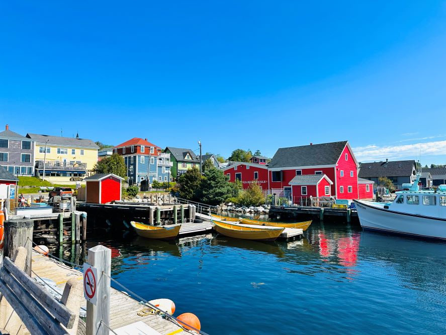 Häuser in roten, blauen und gelben Farben am Hafen von Lunenburg