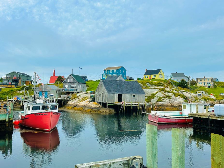 Wasser mit bunten Häusern und Schiffen in Peggys Cove