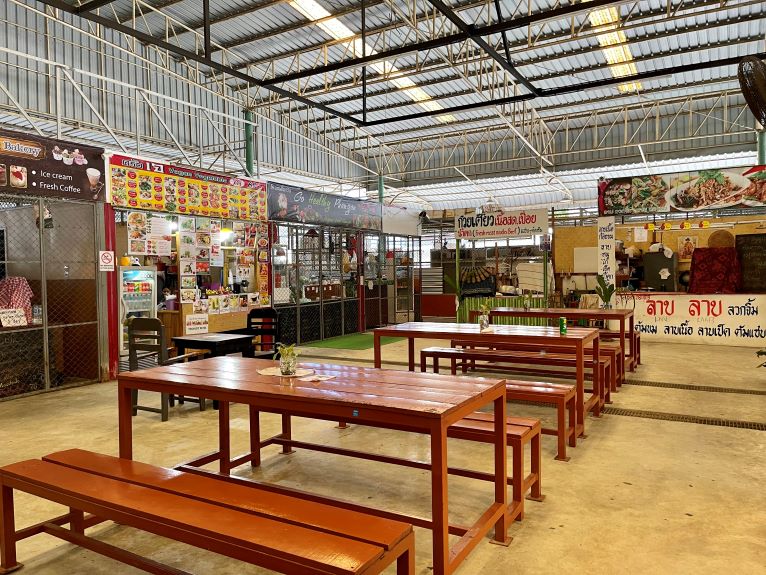 Koh Phangan Food Court, Blick auf Bänke, Tische und Marktstände